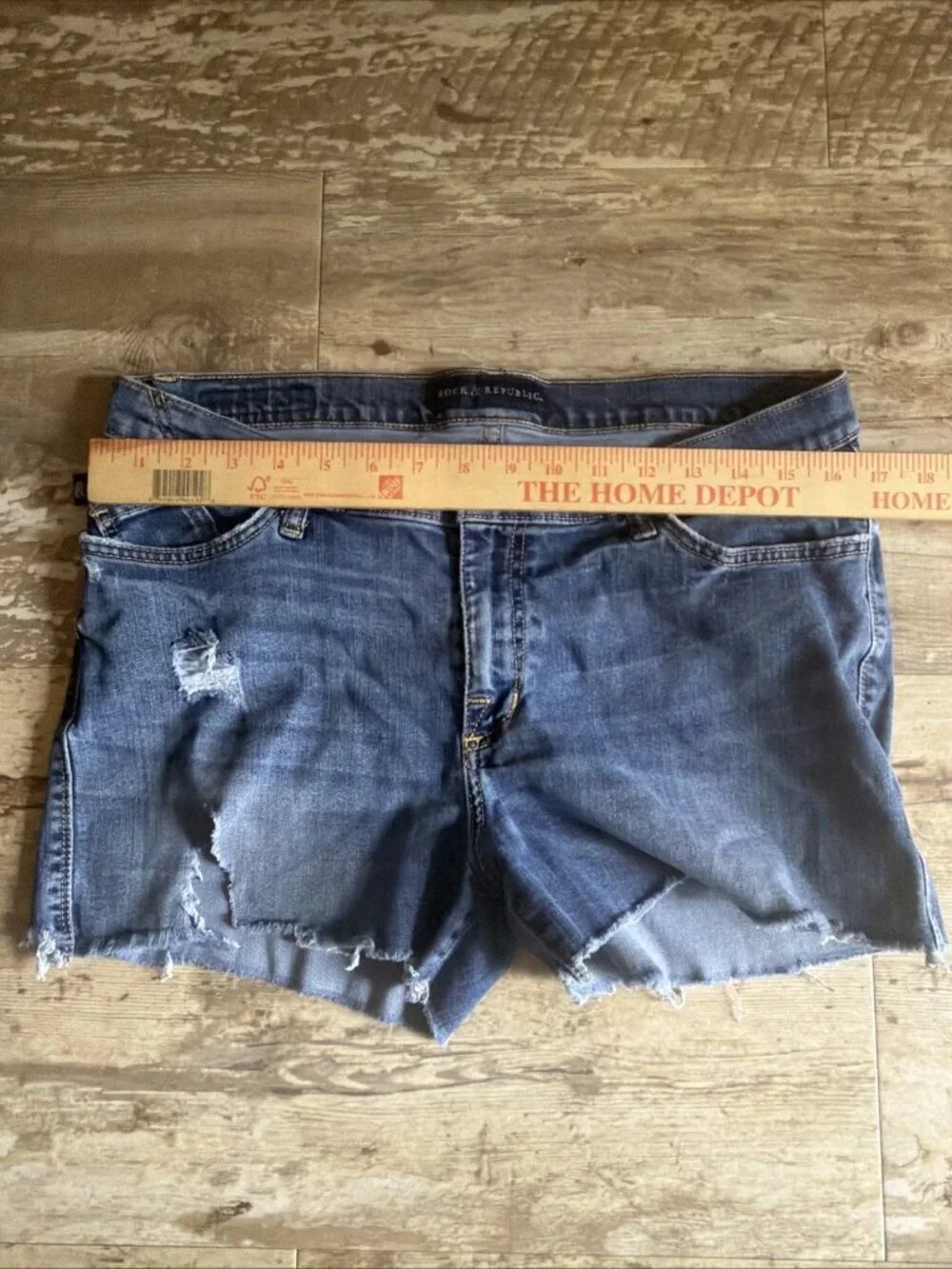 ROCK & REPUBLIC Cut-Off Distressed Jean Shorts Women’s 14